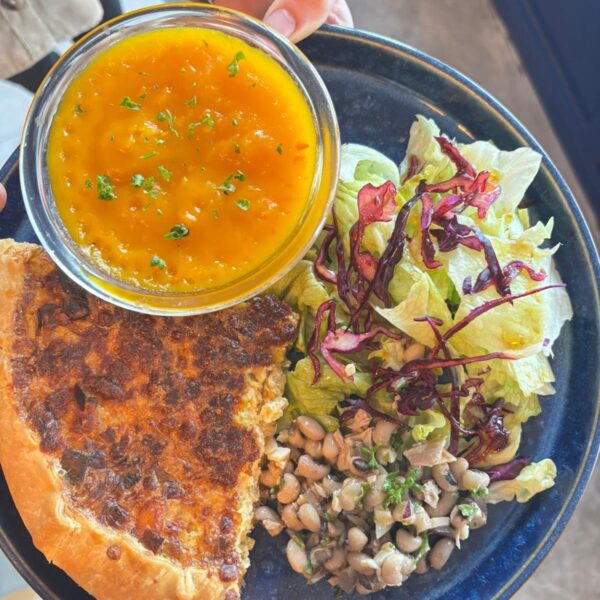 Tarte à la morue maison dorée au four, servie chaude