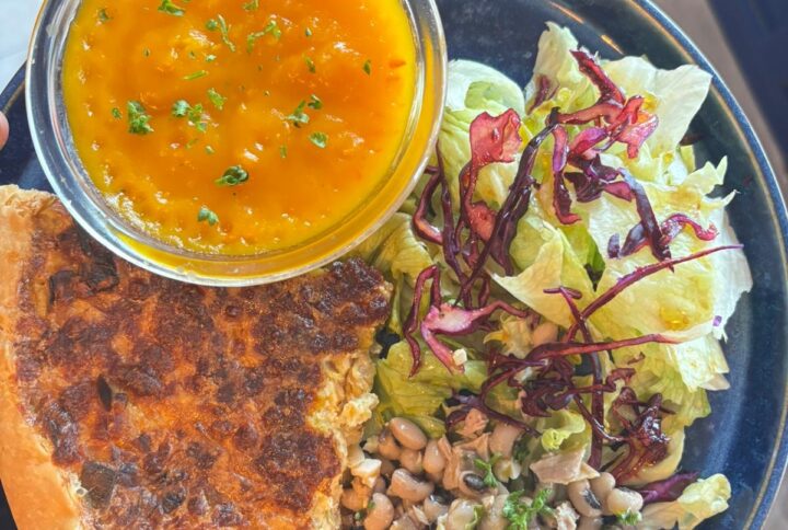 Tarte à la morue maison dorée au four, servie chaude