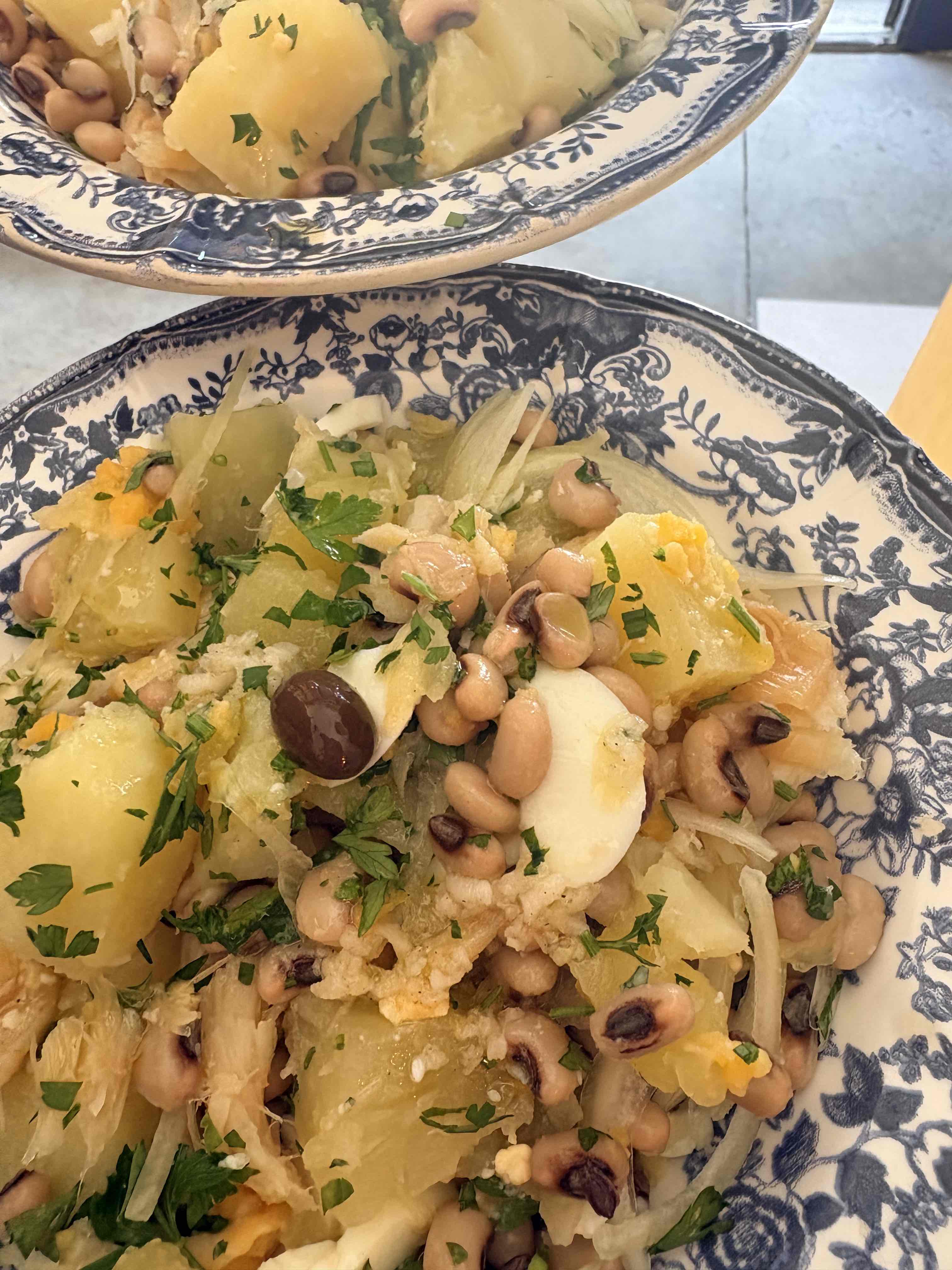 salade de morue, pommes de terre, haricots cornilles, oeufs, persil frais