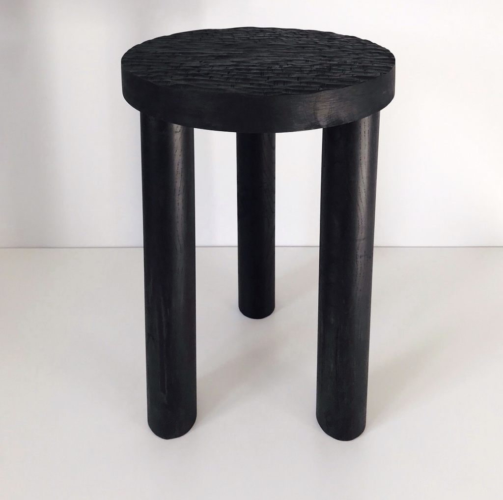 tabouret en bois noir