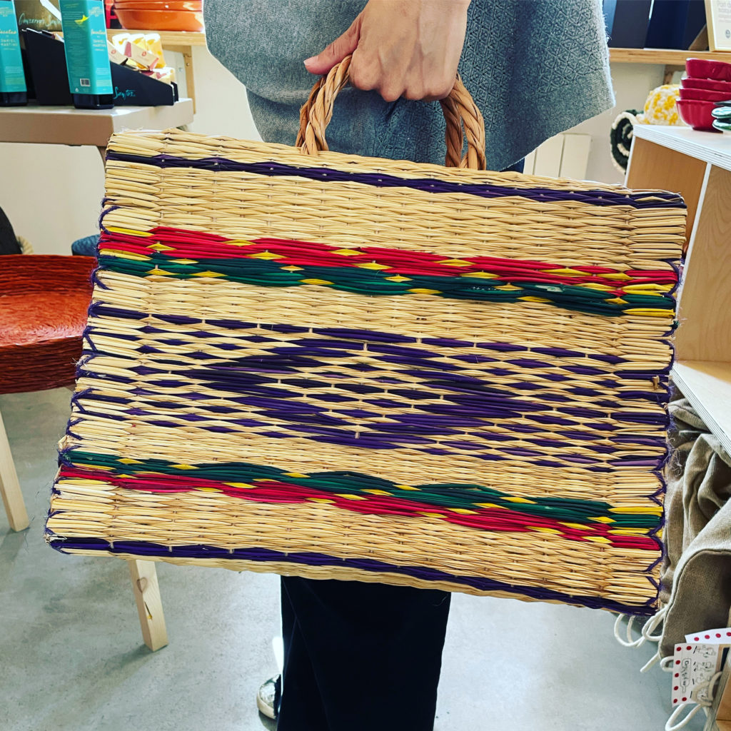 panier traditionnel multicolore