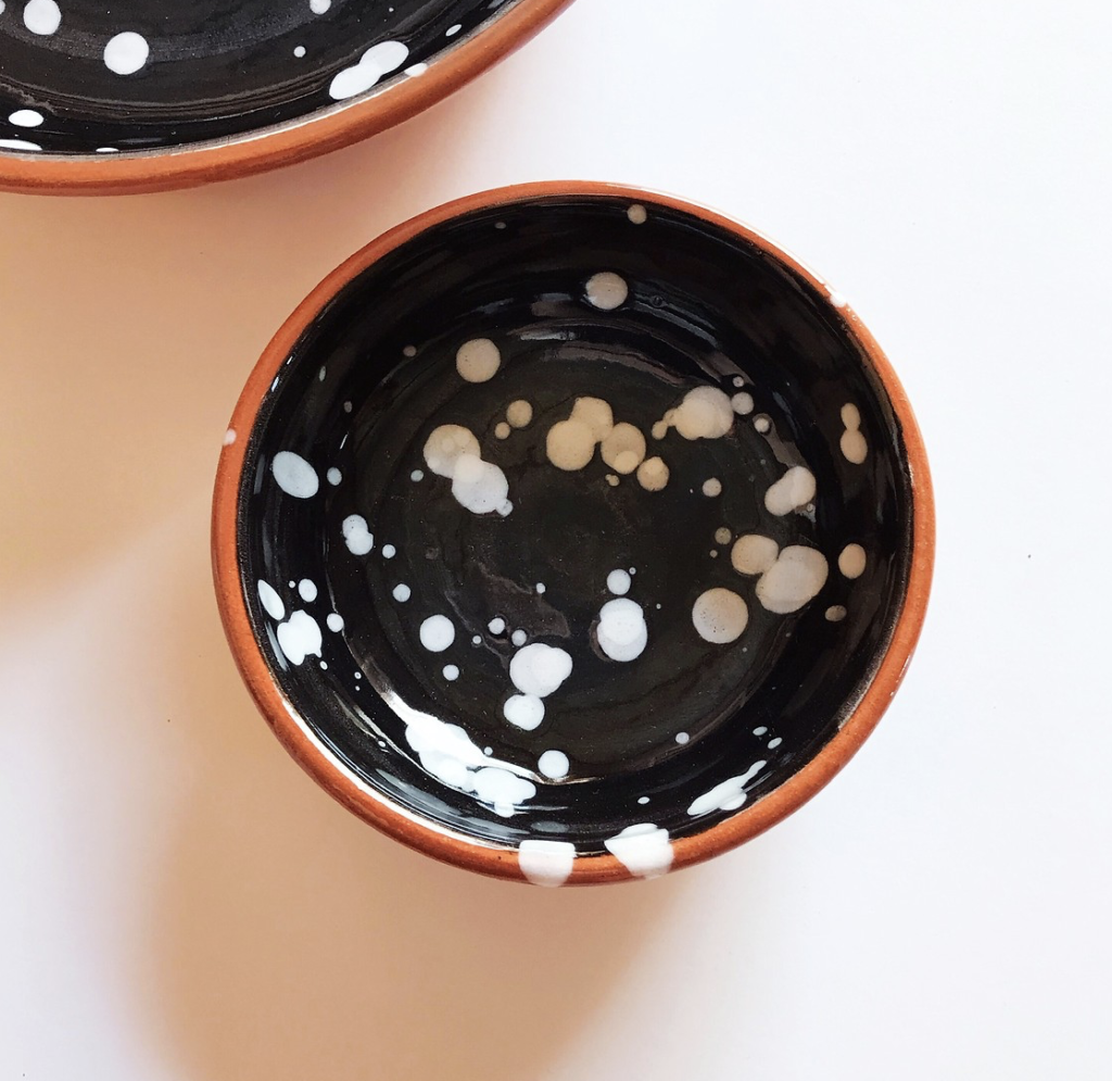 Mini bol noir avec tâches blanches