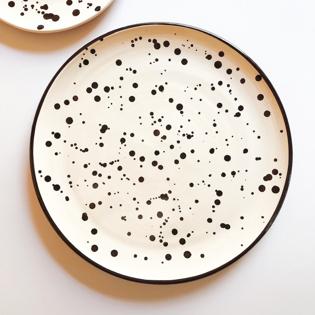 Assiette à dessert blanche tâches noires