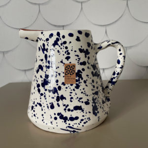 pichet blanc tache bleu Casa Cubista