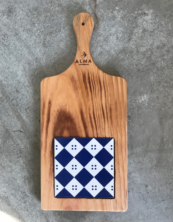 planche en bois avec azulejos traditionnel portugais
