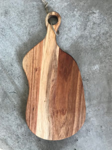 planche en bois acacia avec poignée ALMA