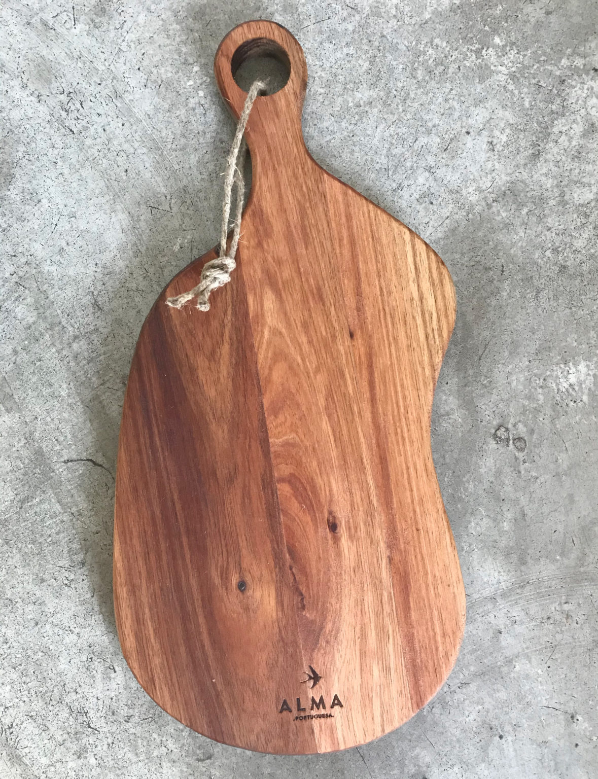 Planche en bois d’acacia avec poignée