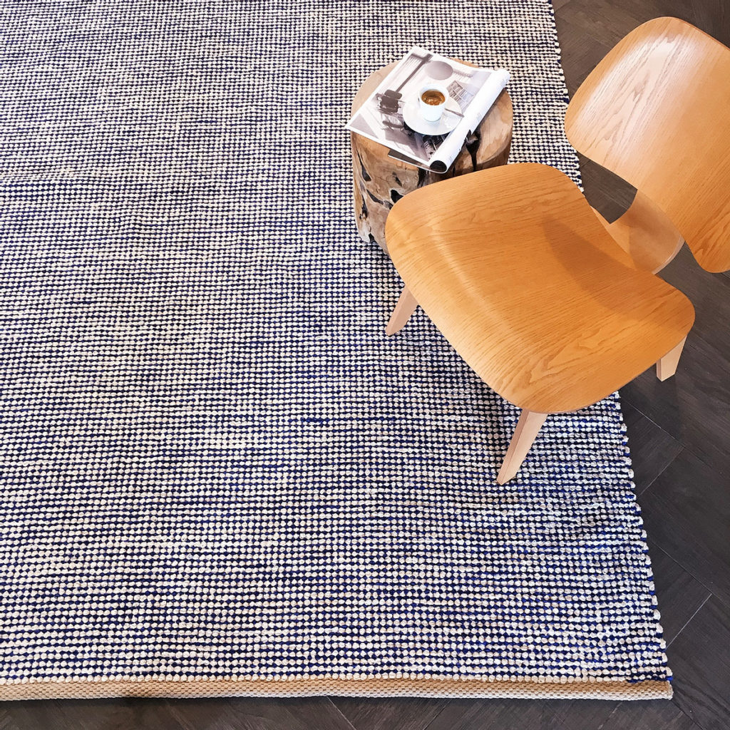 Tapis en coton pointillé écru et bleu