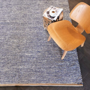 tapis Casa Cubista pointillé bleu et écru