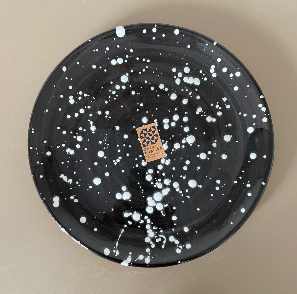 Assiette noir tâches blanches