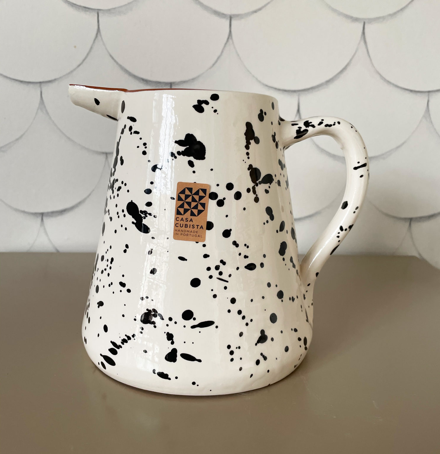 Pichet blanc avec tâches noir