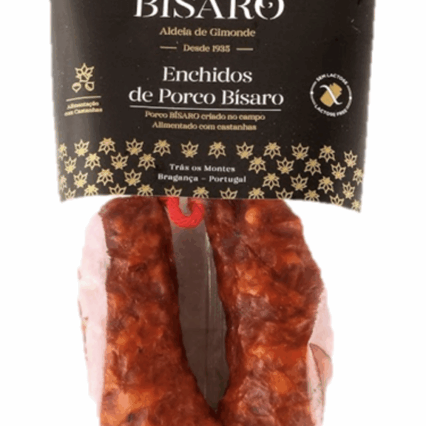 Chorizo portugais traditionnel de porc noir bisaro, à la texture ferme et marbrée, avec une couleur rouge profond et des arômes fumés.