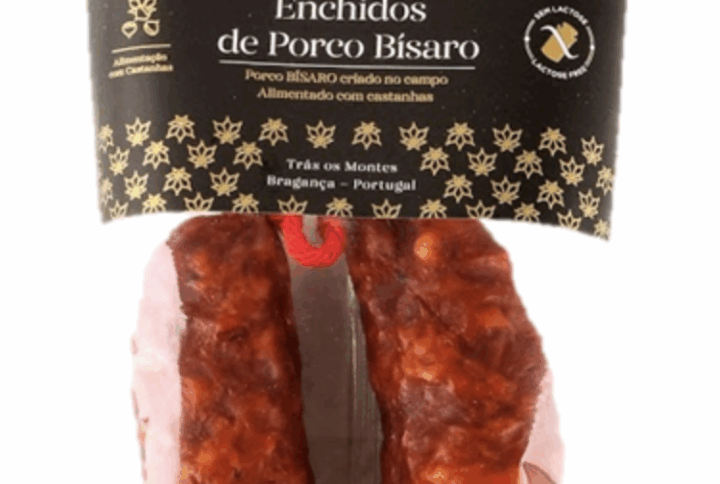 Chorizo portugais traditionnel de porc noir bisaro, à la texture ferme et marbrée, avec une couleur rouge profond et des arômes fumés.