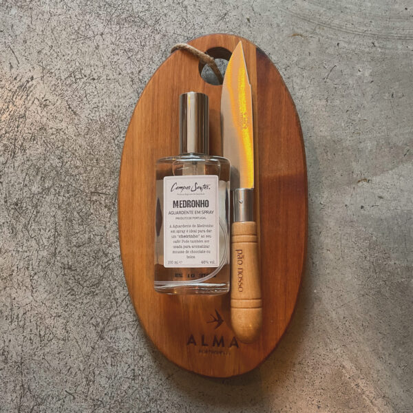 coffret composée d'une planche en vois d'un couteau traditionnel portugais et d'un spray d'eau de vie