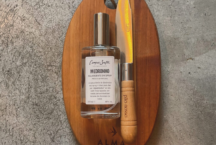 coffret composée d'une planche en vois d'un couteau traditionnel portugais et d'un spray d'eau de vie