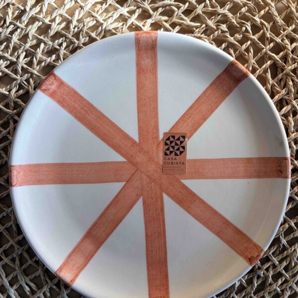 assiette artisanale blanche avec motif graphique soleil de couleur terracotta marque Casa Cubista fabriquée au Portugal