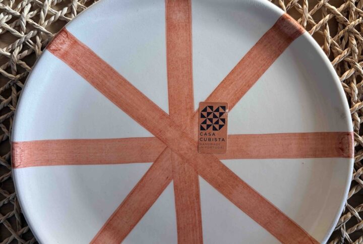 assiette artisanale blanche avec motif graphique soleil de couleur terracotta marque Casa Cubista fabriquée au Portugal