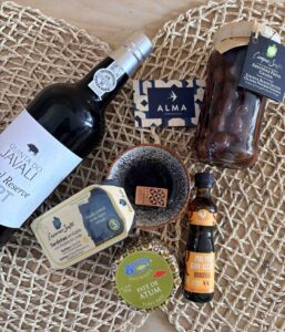 Coffret apéro Lisboète Alma Portuguesa avec Porto Réserve, olives Galega, sardines, pâté de thon et coupelle artisanale