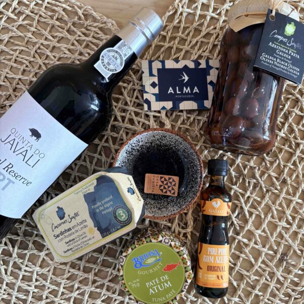Coffret apéro Lisboète Alma Portuguesa avec Porto Réserve, olives Galega, sardines, pâté de thon et coupelle artisanale