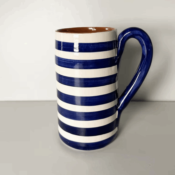 Découvrez le grand mug Casa Cubista en céramique aux lignes horizontales bleues. Une création portugaise originale chez Alma Portuguesa à Bordeaux.