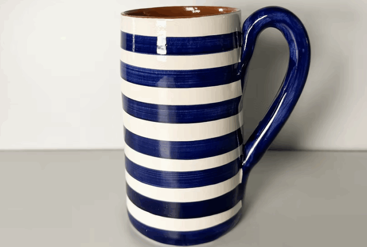 Découvrez le grand mug Casa Cubista en céramique aux lignes horizontales bleues. Une création portugaise originale chez Alma Portuguesa à Bordeaux.