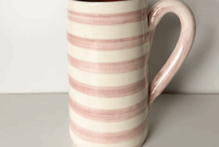 Découvrez le grand mug Casa Cubista en céramique aux lignes horizontales mauves. Une création portugaise originale chez Alma Portuguesa à Bordeaux.