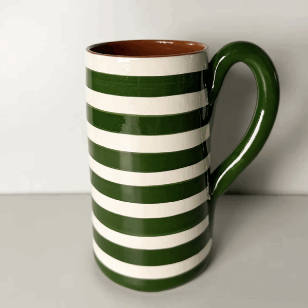 Découvrez le grand mug Casa Cubista en céramique aux lignes horizontales vertes. Une création portugaise originale chez Alma Portuguesa à Bordeaux.