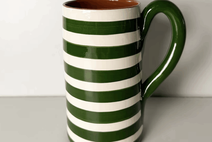 Découvrez le grand mug Casa Cubista en céramique aux lignes horizontales vertes. Une création portugaise originale chez Alma Portuguesa à Bordeaux.